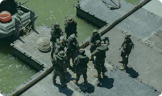 Grupo de aspirantes militares realizando entrenamiento militar en academia en España